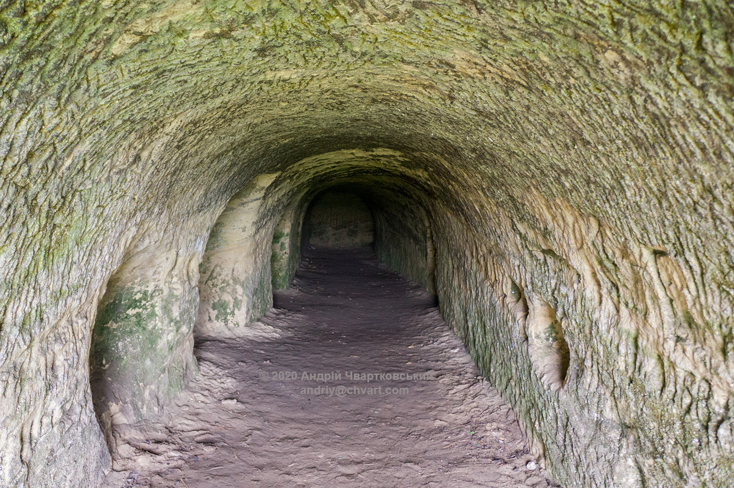 У печері вирубаний християнський вівтар і бічні проходи